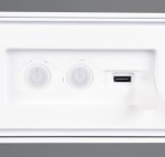 Panel tylny kinkietu zewnętrznego Silves Hybrid w kolorze białym. Widoczne dwa przyciski z oznaczeniami oraz port USB do ładowania. Prosty design, wykonanie z tworzywa sztucznego, przeznaczony do montażu na zewnątrz, z klasą ochrony IP44.
