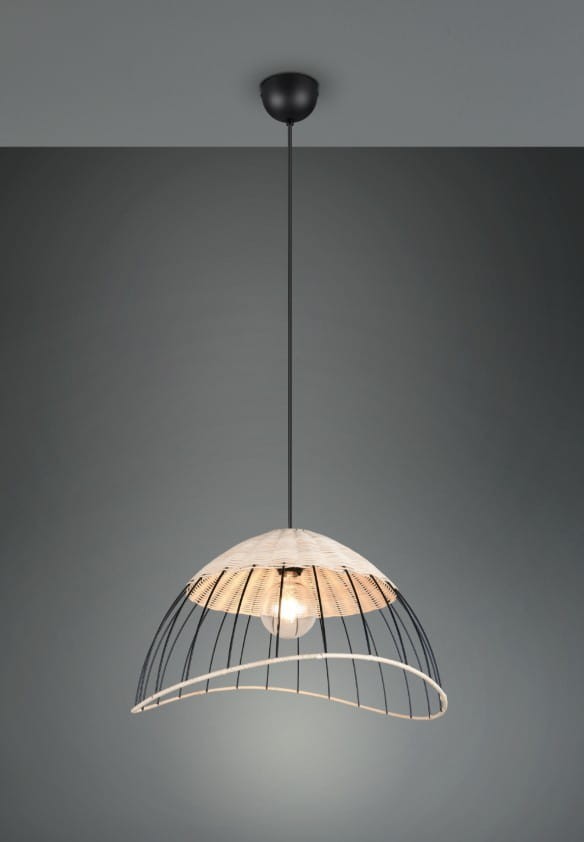 Lampa wisząca Sandrine z kloszem w kształcie półkuli, wykonana z naturalnego materiału i czarnych metalowych prętów. Zawieszona na cienkim, czarnym przewodzie. Widoczna żarówka E27 wewnątrz klosza. Tło w odcieniach szarości.