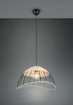 Lampa wisząca Sandrine z kloszem w kształcie półkuli, wykonana z naturalnego materiału i czarnych metalowych prętów. Zawieszona na cienkim, czarnym przewodzie. Widoczna żarówka E27 wewnątrz klosza. Tło w odcieniach szarości.