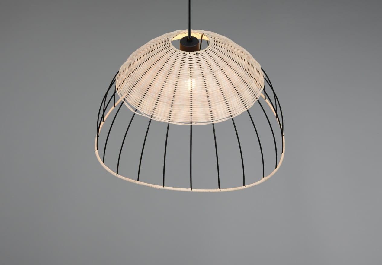 Lampa wisząca Sandrine z kloszem w kształcie półkuli, wykonana z czarnego metalu i naturalnego materiału. Klosz jest ażurowy, z widocznym źródłem światła, zawieszony na cienkim przewodzie. Tło szare, minimalistyczne.