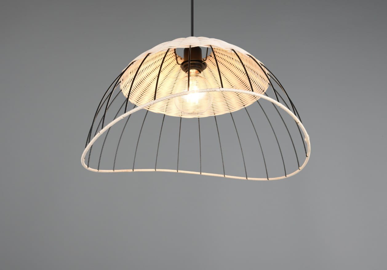 Lampa wisząca Sandrine 1xE27 w kolorze czarnym i naturalnym. Okrągły klosz z metalowej siatki i plecionki, z widoczną żarówką. Ujęcie z dołu, ukazujące detal konstrukcji i teksturę materiału.