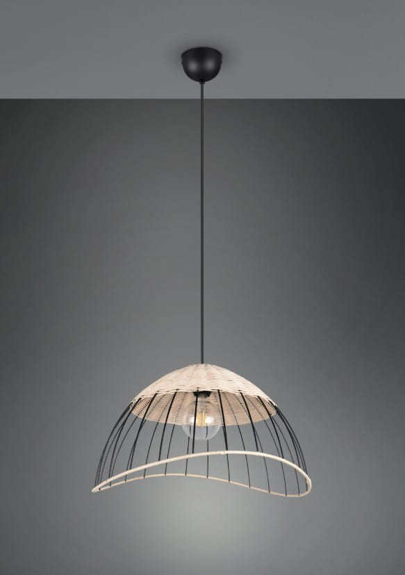 Lampa wisząca Sandrine 1xE27 w kolorze czarnym z naturalnym kloszem. Klosz o kształcie półkuli z metalowymi prętami, zawieszony na czarnym przewodzie. Lampa wisi w centralnym punkcie na tle szarej ściany.