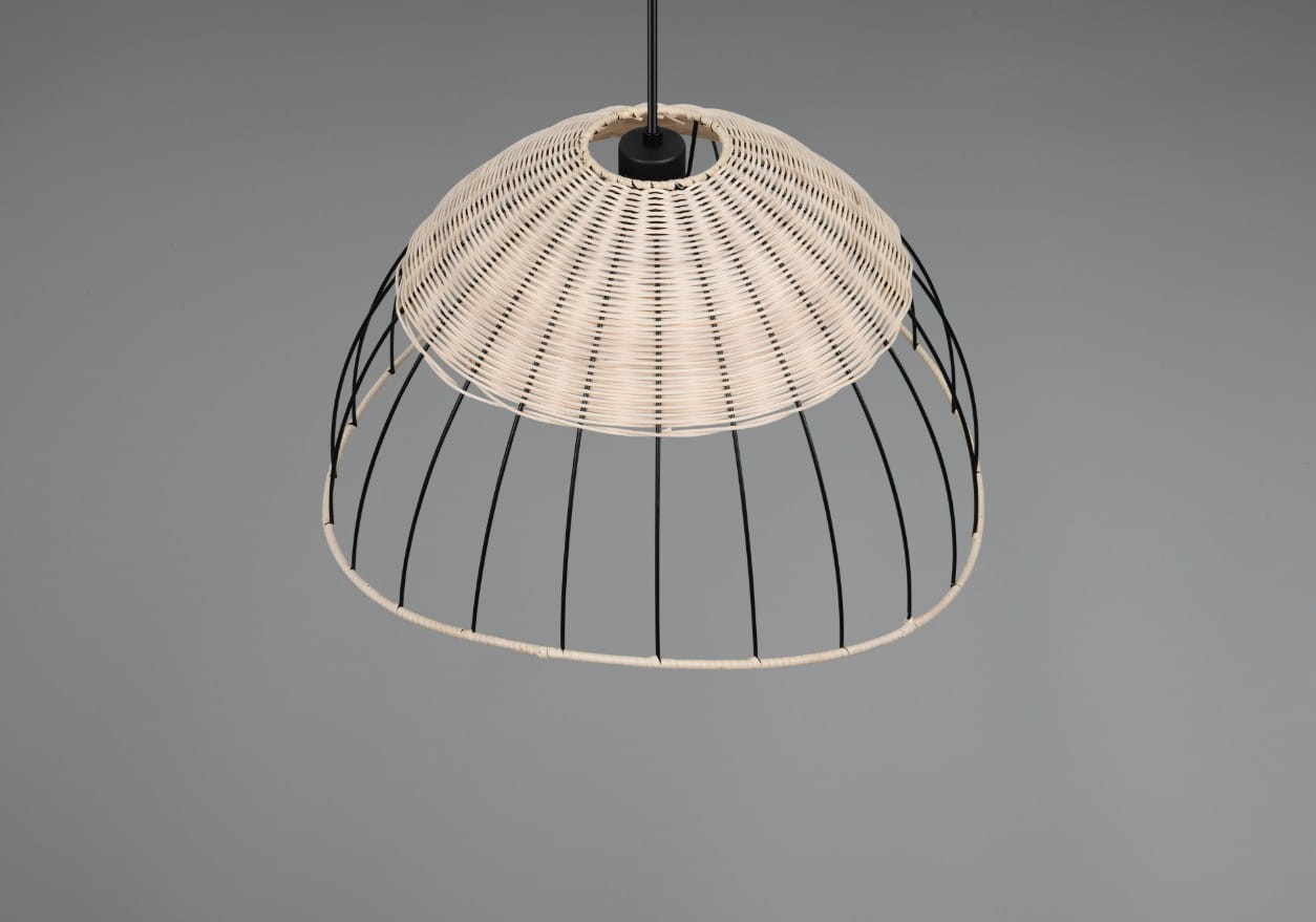 Lampa wisząca Sandrine z oprawą w kolorze czarnym i kloszem o naturalnym, plecionym wyglądzie. Ujęcie z góry, ukazujące okrągły kształt klosza z metalową konstrukcją. Tło w jednolitym, szarym kolorze.