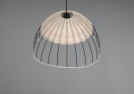 Lampa wisząca Sandrine z oprawą w kolorze czarnym i kloszem o naturalnym, plecionym wyglądzie. Ujęcie z góry, ukazujące okrągły kształt klosza z metalową konstrukcją. Tło w jednolitym, szarym kolorze.