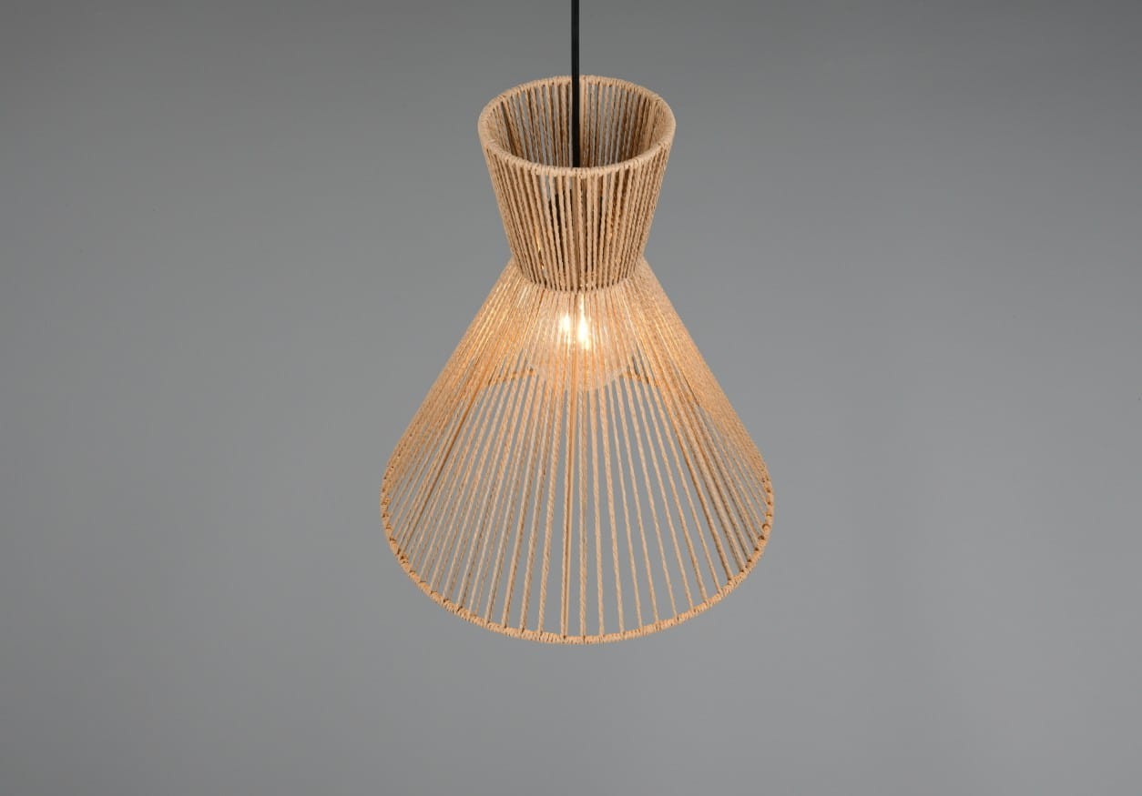 Lampa wisząca Rosalie z jedną oprawą E27, w kolorze czarnym i brązowym, z kloszem o kształcie stożka, wykonanym z cienkich, brązowych linek. Ujęcie z góry, pokazujące szczegóły konstrukcji i źródło światła wewnątrz. Tło w odcieniach szarości.