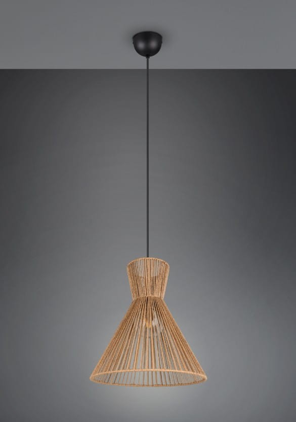 Lampa wisząca Rosalie z czarnym stelażem i brązowym kloszem w kształcie stożka, wykonana z materiału tekstylnego. Montaż sufitowy, wisi na cienkim, czarnym przewodzie. Tło w odcieniach szarości, podkreślające elegancki design lampy.