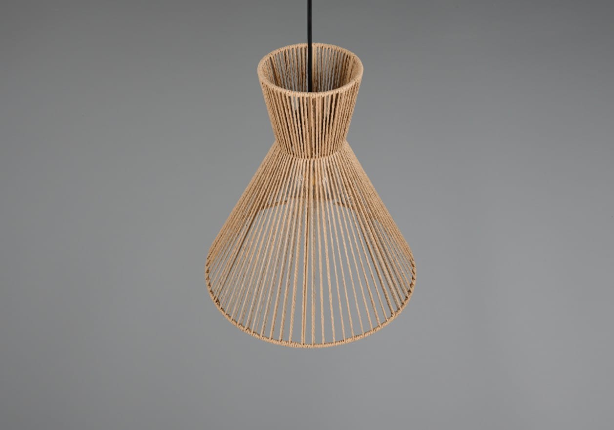 Lampa wisząca Rosalie w kolorze czarnym i brązowym, z kloszem w formie stożka, wykonana z cienkich, plecionych włókien. Ujęcie z góry, pokazujące unikalny kształt i strukturę. Tło jednolite, szare.