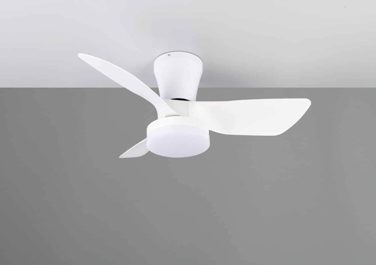 Lampa sufitowa Randers z wentylatorem, biała, z trzema skrzydłami. Widok z dołu, zamontowana na suficie. Posiada okrągłą podstawę z wbudowanym źródłem światła LED 20W. Prosty design, idealna do nowoczesnych wnętrz.