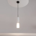 Lampa wisząca Memory 1xE14 w białym kolorze, z charakterystycznym, zaokrąglonym kloszem i czarnym przewodem. Ujęcie z dołu, ukazujące lampę zawieszoną na suficie, na neutralnym tle.