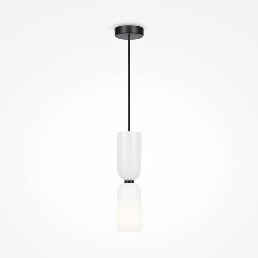 Lampa wisząca Memory z pojedynczym źródłem światła E14, z białym kloszem o cylindrycznym kształcie. Utrzymana w minimalistycznym stylu, zawieszona na czarnym przewodzie, z metalowym mocowaniem na suficie. Tło białe.