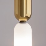 Lampa wisząca Memory 1xE14 w kolorze złotym, z górną, błyszczącą, okrągłą osłoną oraz dolną, matową, szklaną częścią w kształcie walca. Ujęcie zbliżeniowe, ukazujące detale konstrukcji i połączenie materiałów. Tło w jednolitym, neutralnym kolorze.