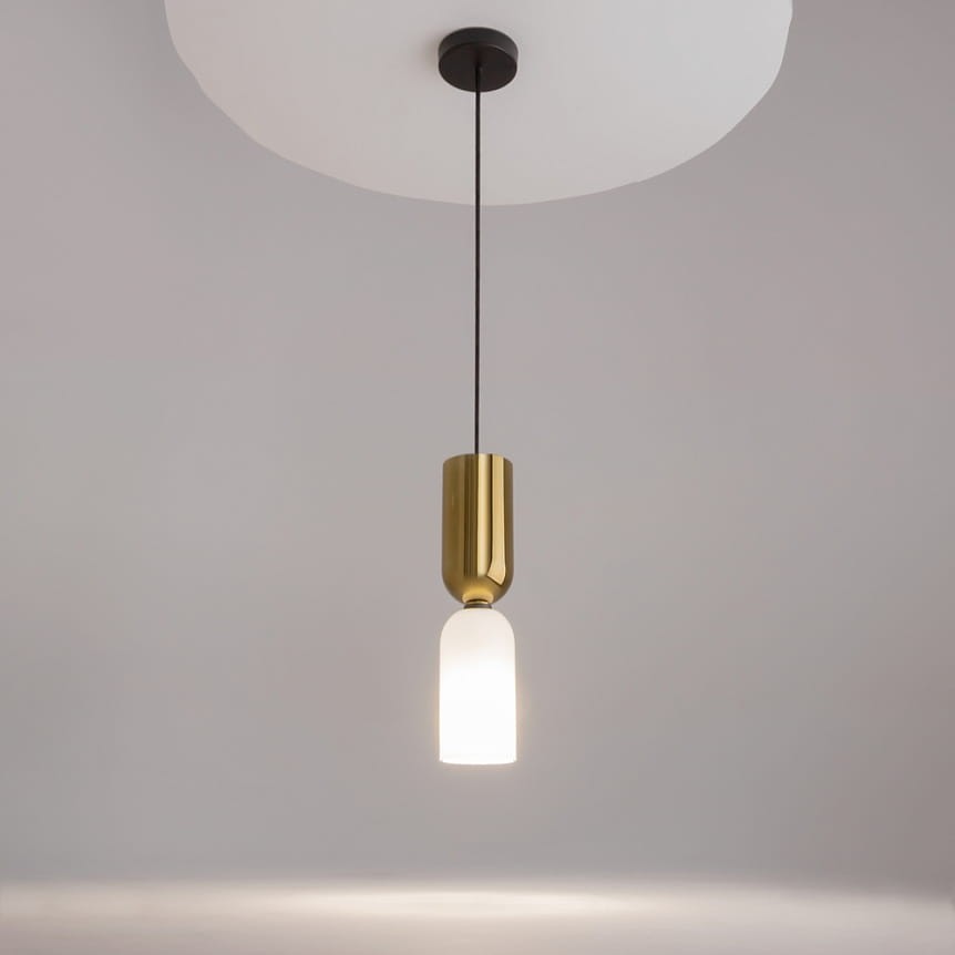 Lampa wisząca Memory 1xE14 w kolorze złotym, z metalowym trzonem i szklanym kloszem. Zawieszona na czarnym przewodzie, z okrągłym, białym sufitem. Prosty, elegancki design, idealna do nowoczesnych wnętrz.