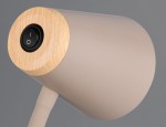 Beżowa lampa biurkowa Pongo z wbudowanym źródłem LED (4,5W). Głowica o zaokrąglonym kształcie z drewnianym elementem u góry, z widocznym przyciskiem włączenia/wyłączenia w kolorze czarnym. Ujęcie z bliska, ukazujące detale konstrukcji.