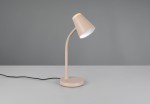Beżowa lampa biurkowa Pongo z jedną żarówką LED 4,5W. Ujęcie z boku, stojąca na okrągłej podstawie. Smukły, zakrzywiony kształt ramienia oraz stożkowy klosz z białym wnętrzem i drewnianym akcentem na górze. Kabel zasilający widoczny obok.