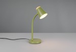 Lampa biurkowa Pongo, zielona, z metalowym kloszem w kształcie stożka i drewnianym akcentem u góry. Ustawiona na okrągłej podstawie, z wygiętym ramieniem. Na stole, włączona, emitująca ciepłe światło. Kabel zasilający widoczny z boku.