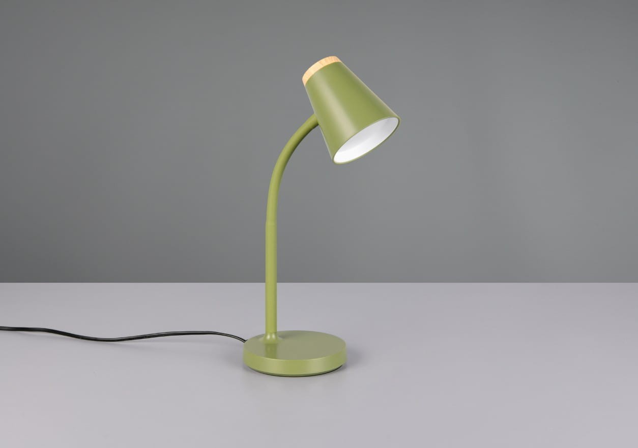 Zielona lampa biurkowa Pongo z kloszem w kształcie stożka i drewnianym detalem u góry. Stojąca na okrągłej podstawie, z elastycznym ramieniem, z widocznym przewodem. Idealna do biura lub studenckiego miejsca pracy.