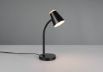 Czarna lampa biurkowa Pongo z metalowym kloszem i drewnianym wykończeniem, zgięta na smukłej podstawie. Ujęcie z boku, podkreślające elegancki design. Posiada źródło światła LED 4,5W. Kabel widoczny na stole.