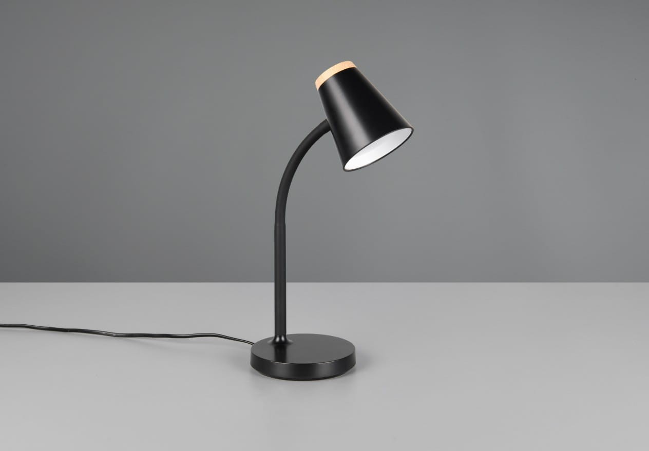 Czarna lampa biurkowa Pongo z metalowym kloszem w kształcie stożka, z drewnianym akcentem u góry. Uchwyt ma zakrzywioną formę, a podstawa jest okrągła. Kabel zasilający widoczny obok lampy, na szarym tle.