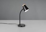 Czarna lampa biurkowa Pongo z metalowym kloszem w kształcie stożka, z drewnianym akcentem u góry. Uchwyt ma zakrzywioną formę, a podstawa jest okrągła. Kabel zasilający widoczny obok lampy, na szarym tle.