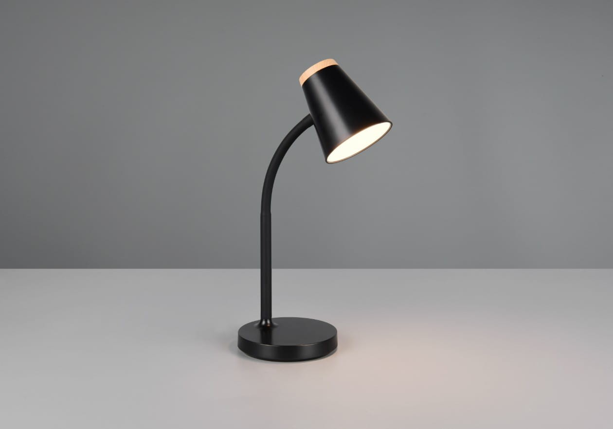 Lampa biurkowa Pongo w kolorze czarnym, z metalowym kloszem o stożkowym kształcie i drewnianym wykończeniem. Ujęcie z boku, stojąca na okrągłej podstawie, z wbudowanym źródłem LED 4,5W, emitującym ciepłe światło. Tło szare, proste.