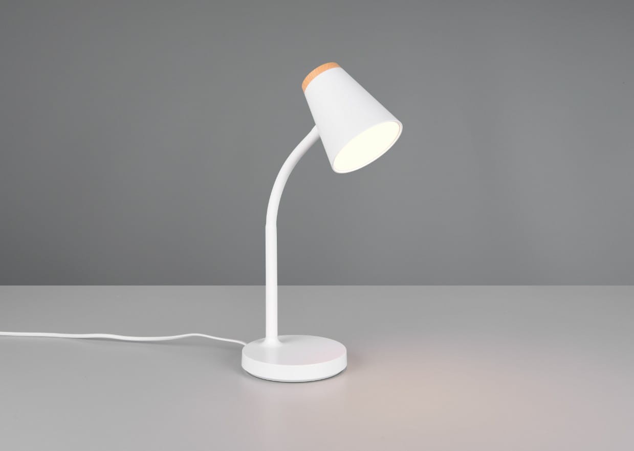 Lampa biurkowa Pongo w kolorze białym z kloszem w kształcie stożka, zamontowana na giętkim ramieniu. U podstawy okrągła, stabilna podstawa. Wbudowane źródło światła LED o mocy 4,5W. Tło jasnoszare, stół w minimalistycznym stylu.