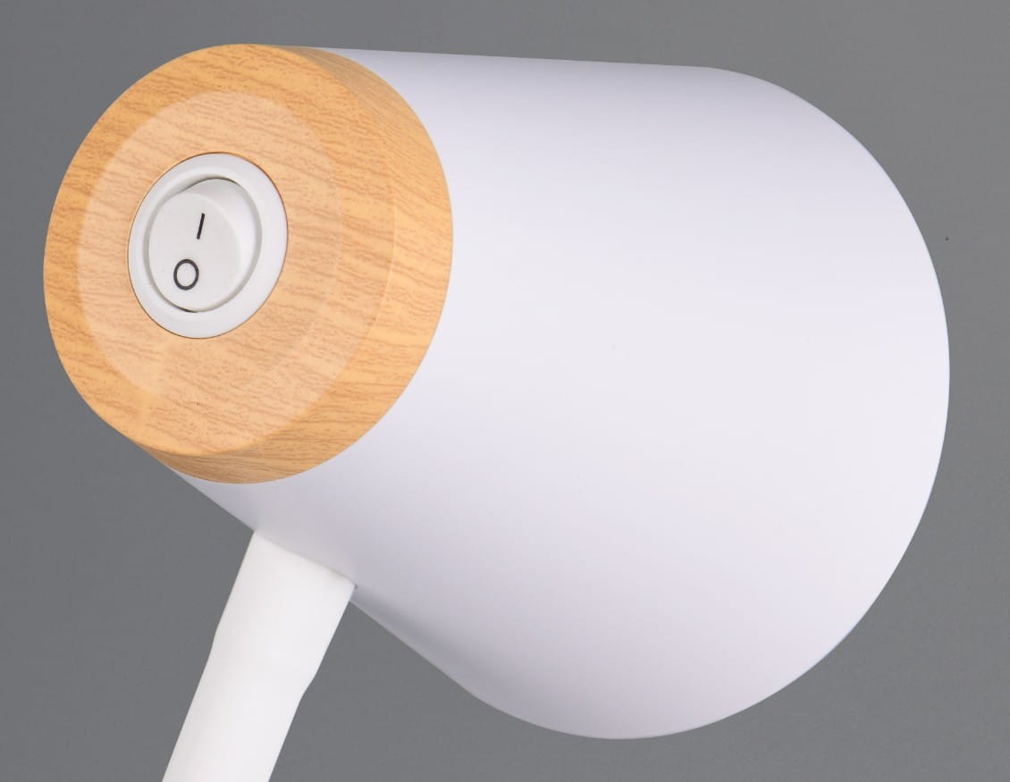 Lampa biurkowa Pongo z białym kloszem i drewnianym przyciskiem włącz/wyłącz. Produkt ma nowoczesny design, z metalowym ramieniem. Widok z boku, ukazujący detale materiałów i kształt. Tło szare, minimalistyczne.