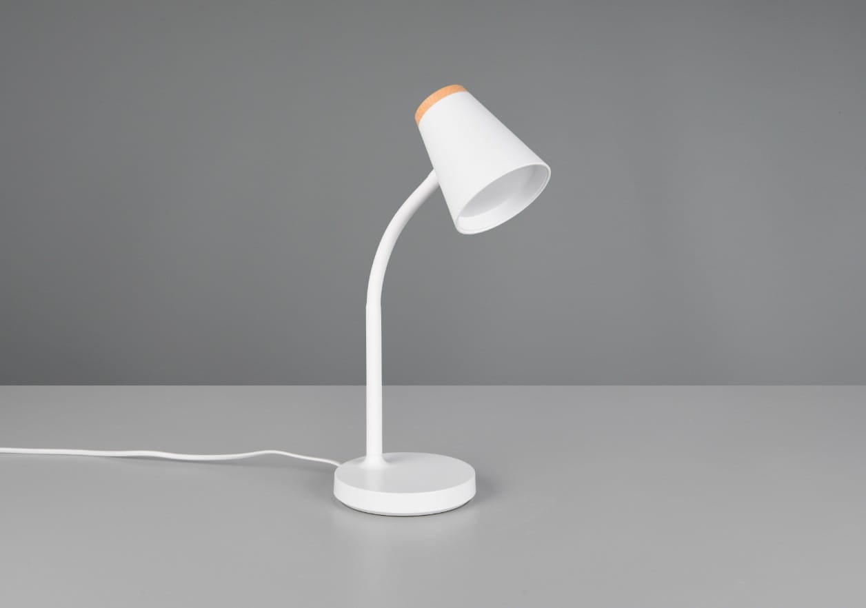 Lampa biurkowa Pongo w kolorze białym z kloszem w kształcie stożka i drewnianym wykończeniem u góry. Ustawiona na okrągłej podstawie, zgięta nóżka zapewnia regulację kierunku światła. Kabel zasilający widoczny z boku.