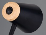 Lampa podłogowa Pongo z czarnym kloszem i drewnianym wykończeniem. Widoczny przycisk włącz/wyłącz. Kształt cylindryczny, elegancki design. Kąt ujęcia zbliżenie na detal. Tło szare, minimalistyczne.