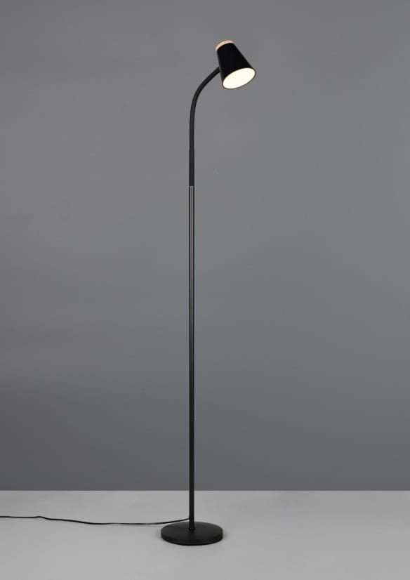 Czarna lampa podłogowa Pongo z jedną żarówką LED 4,5W. Posiada smukłą, metalową konstrukcję z zakrzywionym ramieniem i stożkowym kloszem. Ustawiona w pionie na okrągłej podstawie, z przewodem widocznym z boku. Tło szare, minimalistyczne.