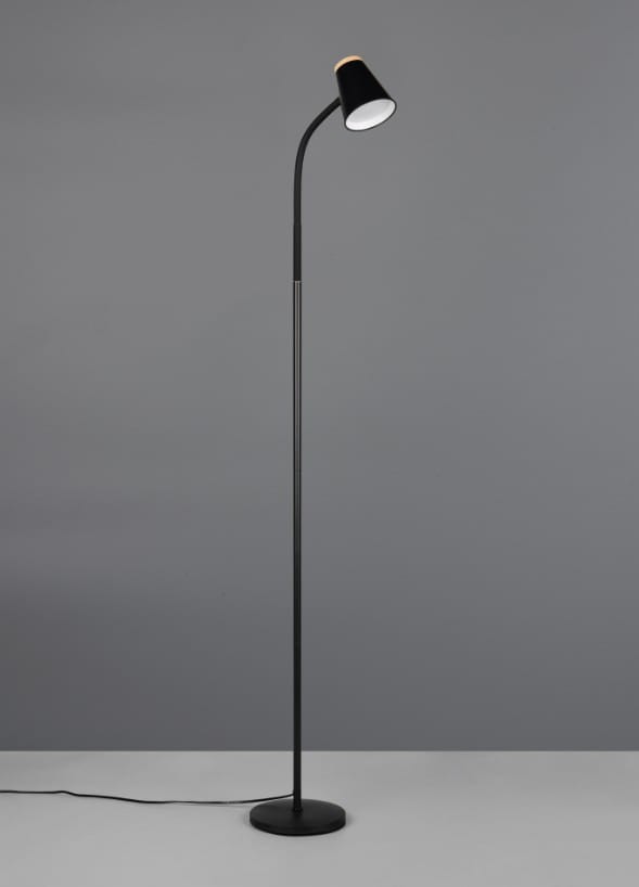 Lampa podłogowa Pongo w kolorze czarnym, z pojedynczym źródłem światła LED 4,5W. Posiada smukłą, zakrzywioną nogę oraz stożkowy klosz, skierowany ku górze. Ustawiona na okrągłej podstawie, z przewodem zasilającym widocznym na podłodze.