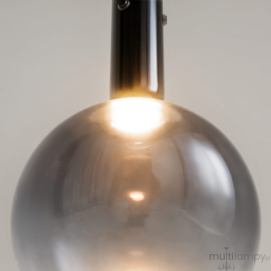 Lampa wisząca Nebula D20 w kolorze czarnym, z kulistym kloszem w odcieniu ciemnego szkła. Ujęcie z dołu, pokazujące źródło światła LED 4W. Elegancki, nowoczesny design, idealna do aranżacji wnętrz.