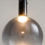 Lampa wisząca Nebula D20 w kolorze czarnym, z kulistym kloszem w odcieniu ciemnego szkła. Ujęcie z dołu, pokazujące źródło światła LED 4W. Elegancki, nowoczesny design, idealna do aranżacji wnętrz.