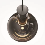 Lampa wisząca Nebula D20 z czarnym metalowym wykończeniem, okrągła, z przezroczystym kloszem. Widoczna żarówka LED o mocy 4W. Zdjęcie z góry, pokazujące detal konstrukcji i efekt świetlny.