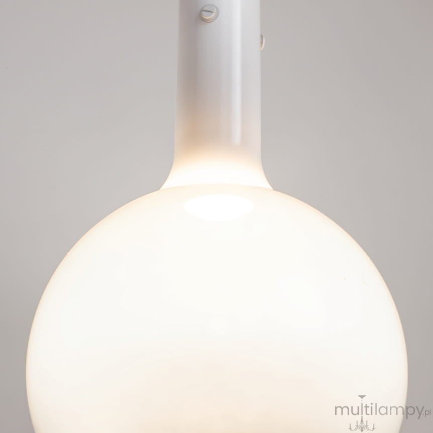 Lampa wisząca Nebula D20 z białym kloszem w kształcie kuli, wykonana z matowego materiału. Ujęcie z bliska, pokazujące detale żarówki LED 4W oraz mocowanie, na jednolitym tle.