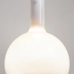 Lampa wisząca Nebula D20 z białym kloszem w kształcie kuli, wykonana z matowego materiału. Ujęcie z bliska, pokazujące detale żarówki LED 4W oraz mocowanie, na jednolitym tle.