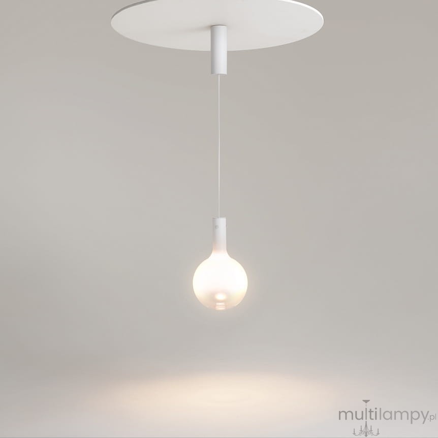 Lampa wisząca Nebula D20 w białym kolorze z pojedynczym źródłem światła LED 4W, zawieszona na cienkim przewodzie. Klosz w kształcie kuli o matowej powierzchni, umieszczony pod okrągłym, płaskim stropem. Tło jasnoszare.