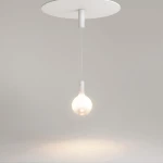 Lampa wisząca Nebula D20 w białym kolorze z pojedynczym źródłem światła LED 4W, zawieszona na cienkim przewodzie. Klosz w kształcie kuli o matowej powierzchni, umieszczony pod okrągłym, płaskim stropem. Tło jasnoszare.