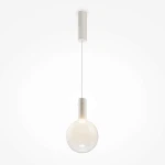 Lampa wisząca Nebula D20 z białym kloszem w kształcie kuli, zawieszona na cienkim przewodzie. Metalowy uchwyt w kolorze srebrnym. Źródło światła LED o mocy 4W. Prosty design na neutralnym tle.