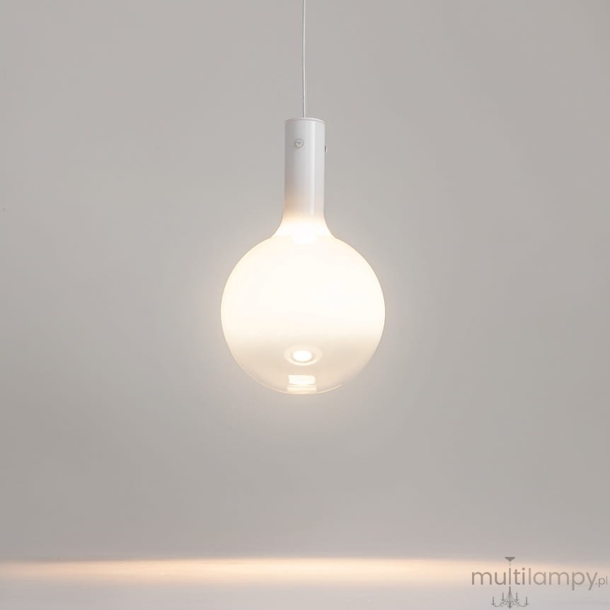Lampa wisząca Nebula D20 w białym kolorze, wykonana z matowego szkła, o zaokrąglonym kształcie. Zawieszona na cienkim kablu, z wbudowanym źródłem światła LED 4W, emituje delikatne światło. Tło w jednolitym, jasnym kolorze.