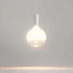 Lampa wisząca Nebula D20 w białym kolorze, wykonana z matowego szkła, o zaokrąglonym kształcie. Zawieszona na cienkim kablu, z wbudowanym źródłem światła LED 4W, emituje delikatne światło. Tło w jednolitym, jasnym kolorze.