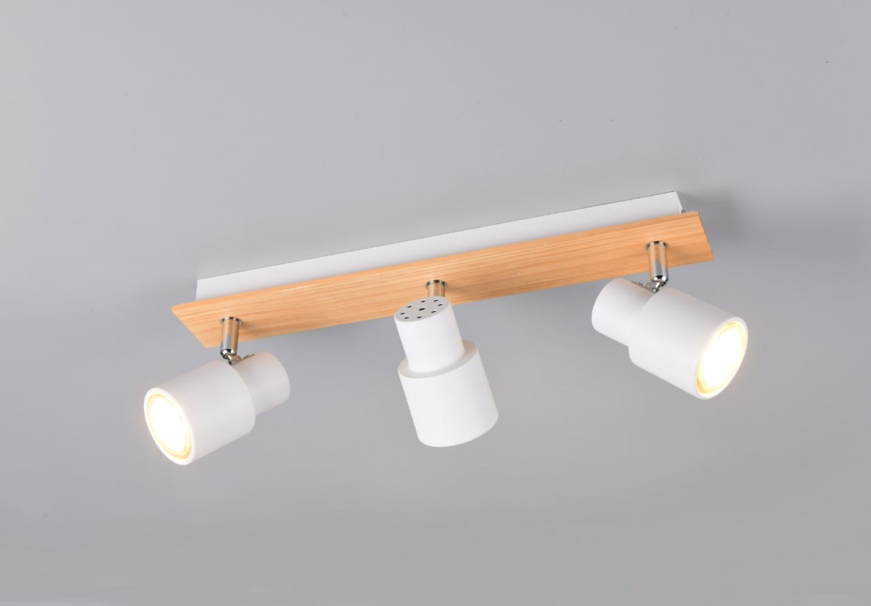 Lampa sufitowa Pierre z trzema punktami świetlnymi, biała obudowa z jasnego drewna. Ujęcie z góry, lampy zamontowane na prostokątnej desce. Widoczne trzy okrągłe klosze w białym kolorze, jeden z nich świeci.