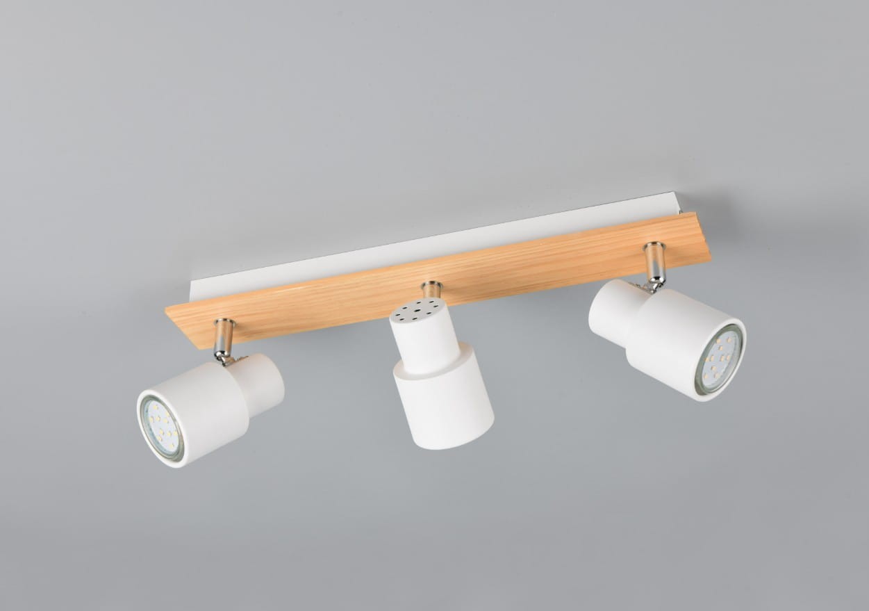 Lampa sufitowa Pierre z trzema spotami w kolorze białym i jasnym drewnie. Ułożona poziomo, każdy spot ma okrągły kształt i metalowe mocowanie, z widocznymi diodami LED. Tło szare, minimalistyczne, podkreślające nowoczesny design.