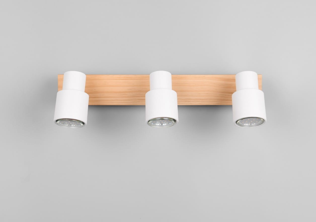 Lampa sufitowa Pierre z trzema reflektorami GU10, z białymi oprawami i jasnym drewnianym uchwytem. Ujęcie frontalne, pokazujące całą konstrukcję. Elementy montażowe niewidoczne, tło szare.