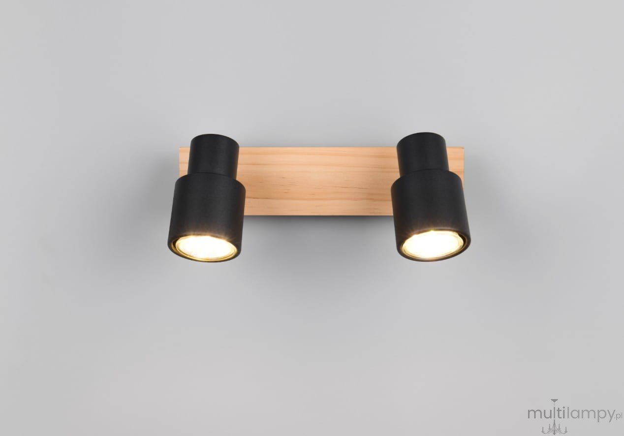 Lampa sufitowa Pierre z dwoma spotami GU10, z czarnymi oprawami i drewnianą podstawą w jasnym odcieniu. Ujęcie frontalne, zamontowana na ścianie, z widocznymi włączonymi źródłami światła.