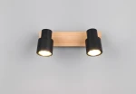 Lampa sufitowa Pierre z dwoma spotami GU10, z czarnymi oprawami i drewnianą podstawą w jasnym odcieniu. Ujęcie frontalne, zamontowana na ścianie, z widocznymi włączonymi źródłami światła.