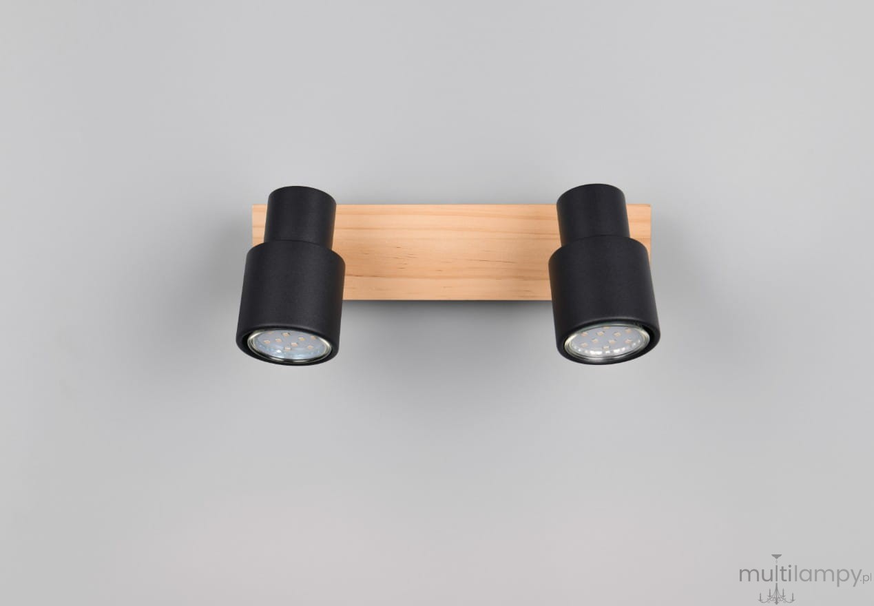 Lampa sufitowa Pierre z dwoma spotami, czarna obudowa z metalowym wykończeniem, montowana na jasnym drewnianym panelu. Ujęcie frontalne pokazuje obie lampy, które mają okrągłe klosze z otworami dla lepszego rozproszenia światła.