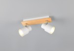 Lampa sufitowa Pierre z dwoma reflektorami GU10 w białym kolorze, zamontowana na drewnianej podstawie w jasnym odcieniu. Ujęcie z góry, z widocznymi detalami mocowania i kloszy. Tło szare, co podkreśla elementy lampy.