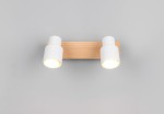 Lampa sufitowa Pierre z dwoma reflektorami GU10. Biała obudowa z jasnego drewna, zamontowana na prostokątnej podstawie. Reflektory ustawione równolegle, emitujące ciepłe światło. Ujęcie frontalne na szarym tle.