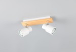 Lampa sufitowa Pierre z dwoma reflektorami GU10 w białym kolorze, zamontowana na drewnianej listwie. Reflektory mają okrągły kształt i są skierowane na boki, co umożliwia regulację kierunku światła. Tło zdjęcia jest szare.
