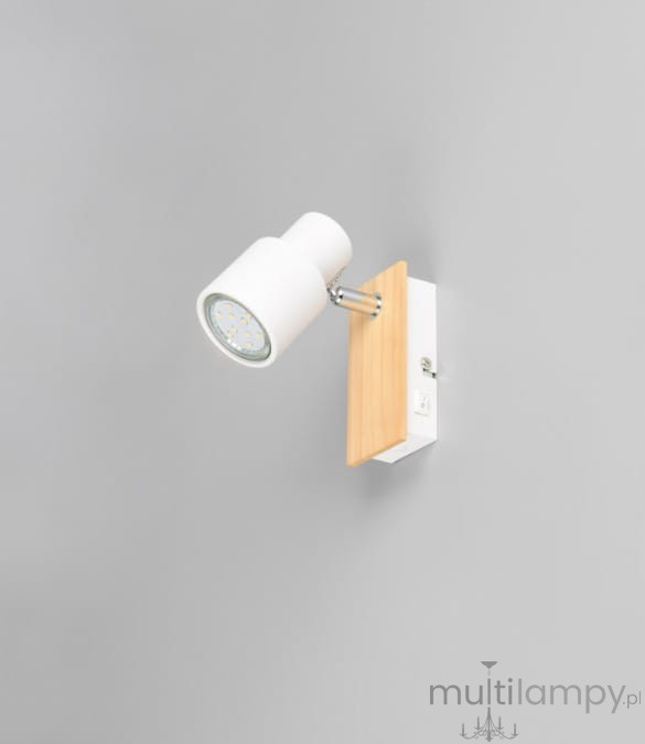 Kinkiet Pierre w kolorze białym z jasnym drewnem, z pojedynczym źródłem światła GU10. Lampa montowana na ścianie, z metalowym ramieniem i prostokątną drewnianą podstawą. Ujęcie z boku, na szarym tle.